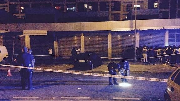La Policía ha acordonado el escenario y busca los casquillos de las balas. 