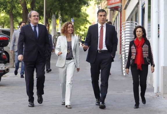 Sánchez, junto a tres miembros de su 'gobierno en la sombra', Gabilondo, Batet y Robles, antes de la presentación del programa. :: efe / j. lizón