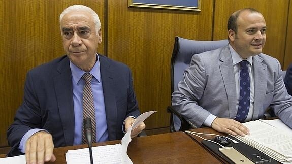 El exconsejero Luciano Alonso (izquierda), junto al presidente de la Comisión, Julio Díaz, momentos antes de comenzar su comparecencia.