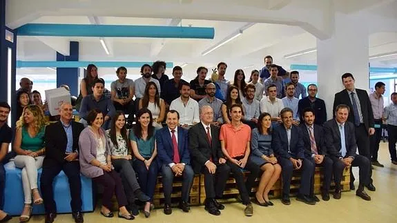 Foto de familia de las nuevas startups alojadas en el centro La Farola