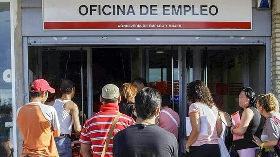 El número de parados en Andalucía baja en 21.388 personas en mayo hasta los 945.040 desempleados