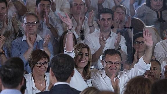 María Gámez y Miguel Ángel Heredia flanquean a Susana Díaz en el mitin de anoche en Málaga.