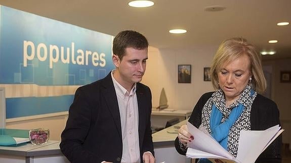 El diputado asturiano David González Medina, junto a la presidenta del PP de Asturias, Mercedes Fernández. :: 