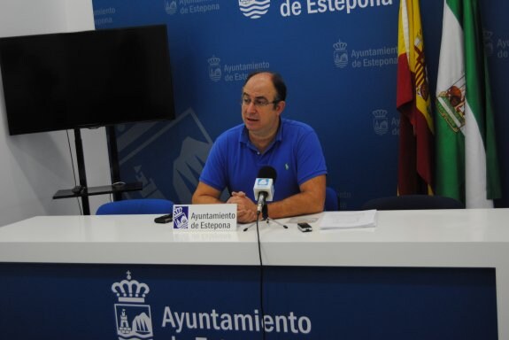 El concejal de Hacienda, Manuel Aguilar, en rueda de prensa. :: L.P.
