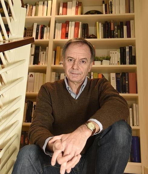 El escritor Antonio Soler, en su casa, rodeado de libros. 