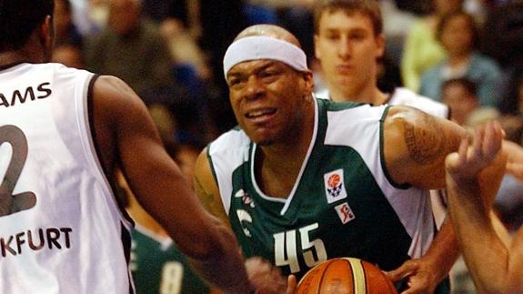 Sean Rooks, con la camiseta del Unicaja en un partido de enero de 2005.