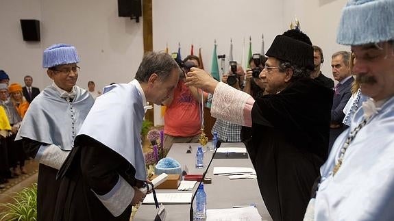 Antonio Soler recibe la medalla de manos del rector.