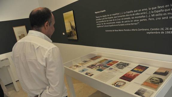 Uno de los expositores que muestra las obras de María Zambrano en la Económica.