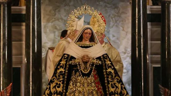 Mena hace realidad el sueño de ver coronada a la Virgen de la Soledad