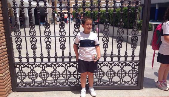 Juan Alberto Gómez Aguirre, a las puertas del Colegio Salliver de Fuengirola.