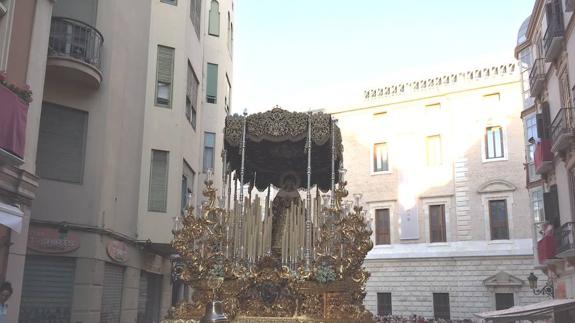 La Virgen de la Soledad, tras su salida de calle Alcazabilla. 