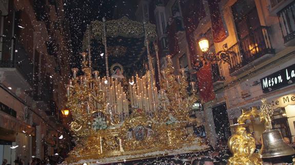Gran petalada a la Virgen en la calle Strachan. 