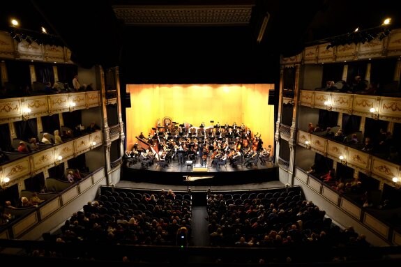 La Orquesta Filarmónica de Málaga, en un concierto de la temporada el pasado mes de febrero en el teatro Cervantes. :: sur