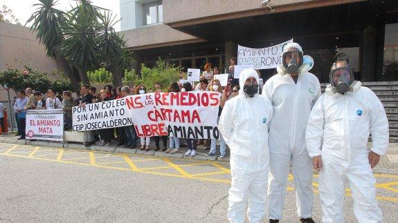 Protesta ante el Edificio Negro hace unas semanas por el amianto en colegios.