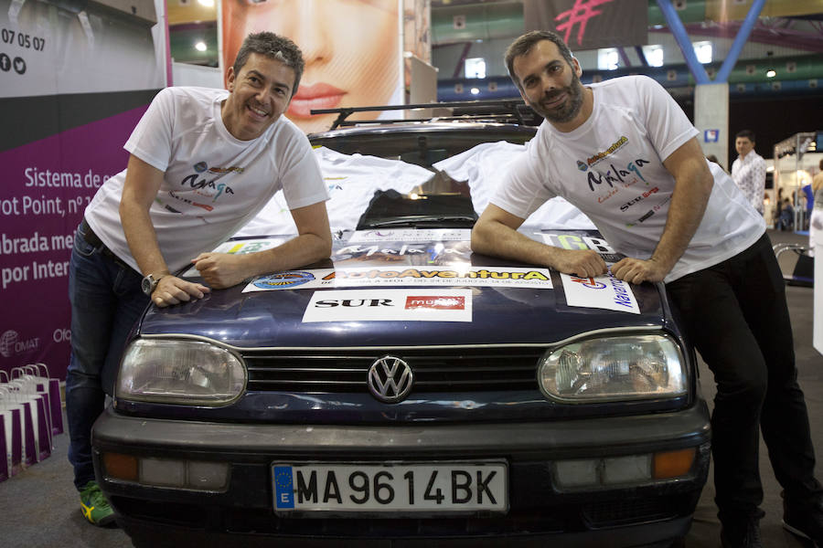 David Pozo y Antonio Cabrera, junto al Volkswagen Vento. 