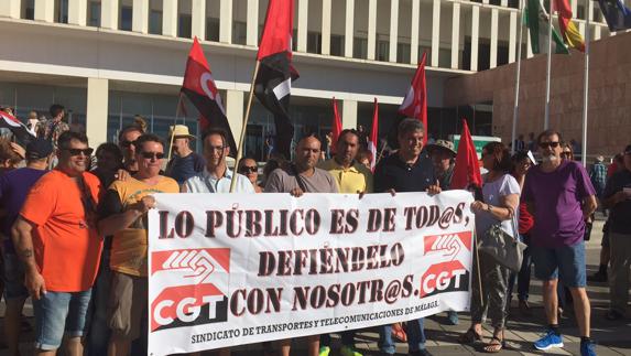 Concentración a las puertas de la Ciudad de la Justicia en señal de apoyo a los sindicalistas.
