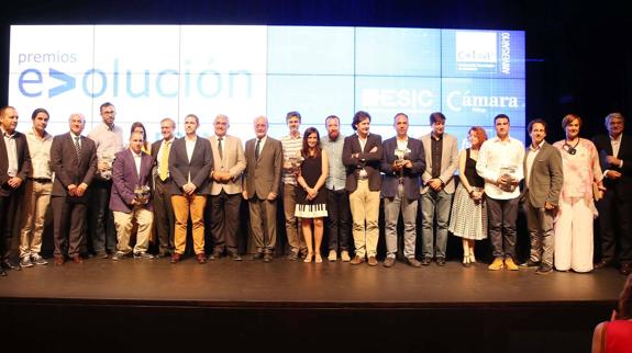 Foto de familia de los premiados con autoridades, organizadores y patrocinadores.