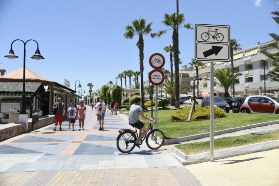 El Ayuntamiento ya ha instalado las señales que prohíben el paso de bicicletas en La Carihuela.
