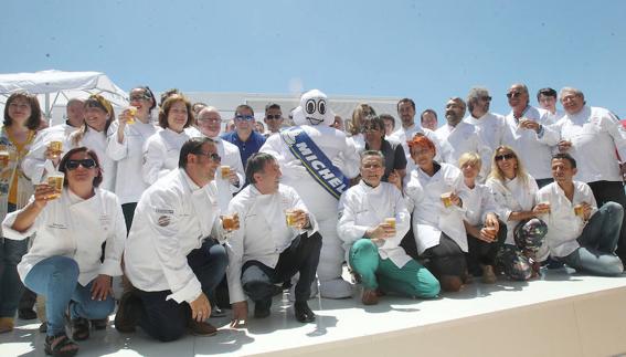 Foto de familia de los asistentes al homenaje en Muelle Uno.