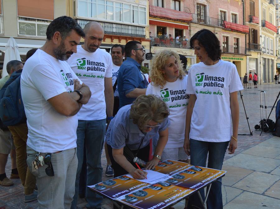 Recogida de firmas hoy en la plaza de la Constitución.