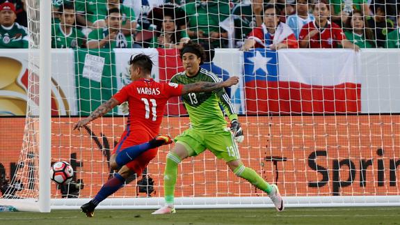 Ochoa, durante el partido contra Chile.