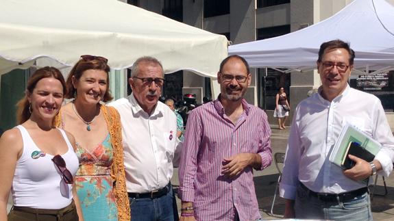 Francisco Soler y Alberto Montero (primero y segundo por la derecha) han presentado esta mañana el Plan de Transición hacia las Energías Renovables. 