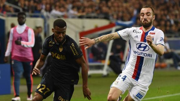 Sergi Darder trata de frenar a Lemar, del Mónaco. 