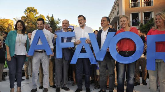 Margarita del Cid, Juanma Moreno, Francisco de la Torre, Mariano Rajoy, Elías Bendodo, Carolina España y Ángeles Muñoz, ayer tarde, con las letras del lema de campaña ‘A 