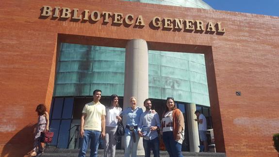 Carolina España, en el centro, esta mañana en su visita al campus.