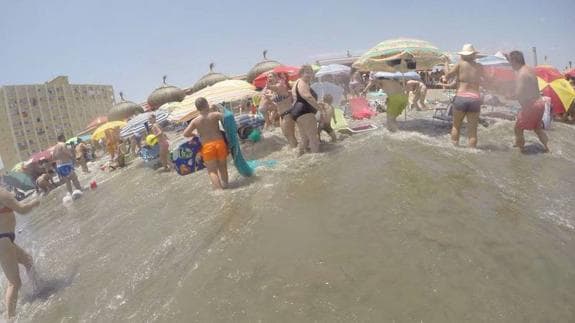 Efectos de la gran ola que azotó la costa de Málaga en julio del año pasado. 