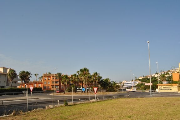 Rotonda por la que cruzan los vecinos de Costa Galera. 