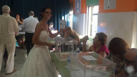 Silvia Gutiérrez vota en el IES Sagrado Corazón de Carranque