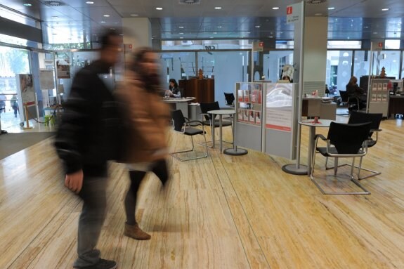 Clientes entrando en una sucursal bancaria. : EFE
