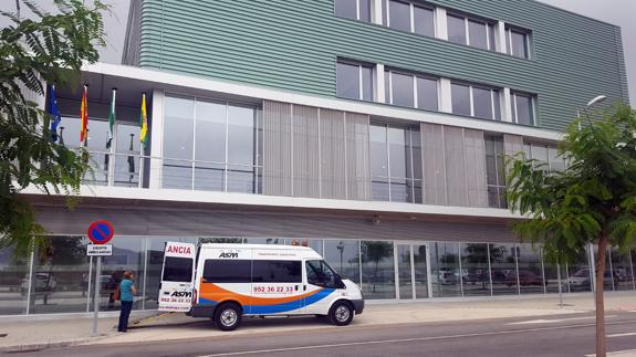 Una ambulancia a la entrada del hospital recién inaugurado.