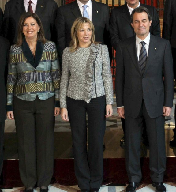 El expresidente de la Generalitat Artur Mas, junto con Joana Ortega (en el centro) e Irene Rigau. :: efe