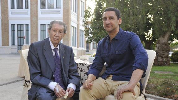 Manuel Alcántara posa junto a Adolfo Cueto. 