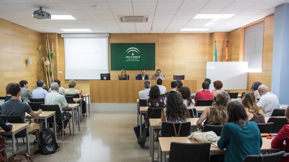 Ana Isabel González, José Luis Ruiz Espejo y Néstor Fernandez durante la sesión informativa.