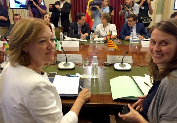 La consejera andaluza, frente a la ministra en la mesa de la conferencia sectorial. :: surMercedes Alaya. :: efe