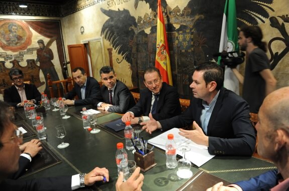 El consejero De Llera, ayer en Marbella, con el alcalde José Bernal.