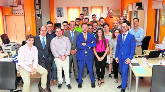 José Manuel Soria (quinto por la izquierda) junto a su equipo. :