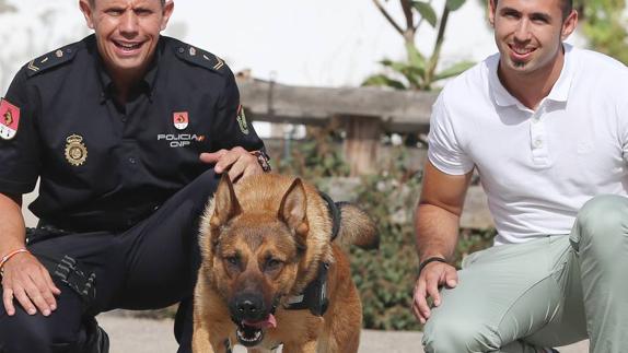 Ignacio y Alex observan una carrera de Zeus. 
