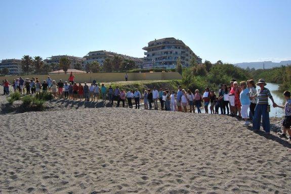 Vecinos de Casares Costa y Sabinillas durante la concentración del pasado mes de mayo. :: L.P.