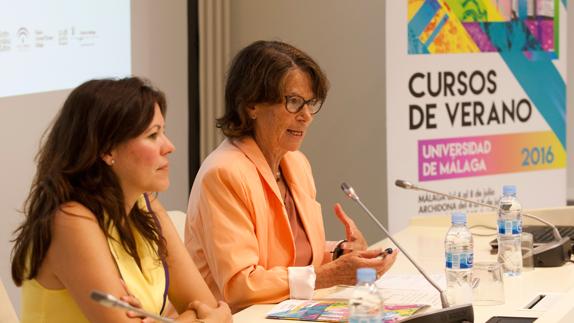 Esther Giménez Salinas, a la derecha, durante la conferencia.