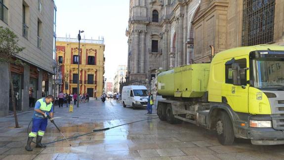 Operarios de Limasa trabajan en el centro de Málaga.