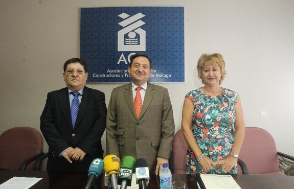 Miguel Rebollo, Emilio López y María García, ayer en la sede de la ACP. :: nuria faz