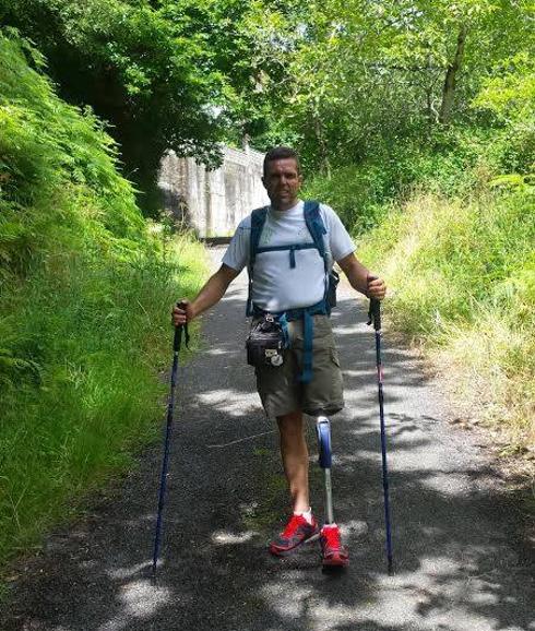 El deportista Salvador Jiménez recorre el Camino de Santiago con una prótesis