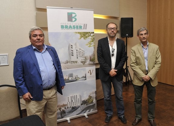 Juan Carlos Cruces, Juan Ramón Fernández-Canivell y José Luis López, ayer. :: francis silva