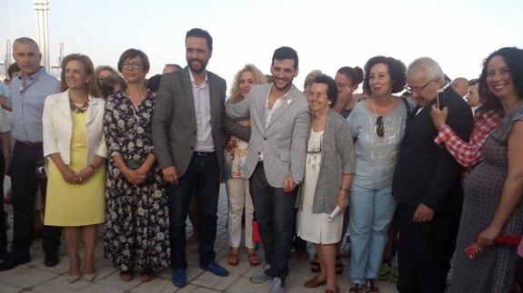 El actor estuvo acompañado de su familia en el acto. 