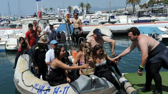 Momento en el que la lancha con la imagen de la virgen llega al Puerto Pesquero de Marbella.