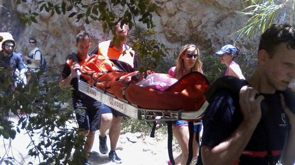 Imagen del rescate en el cauce del río Chíllar, este domingo en Nerja. 